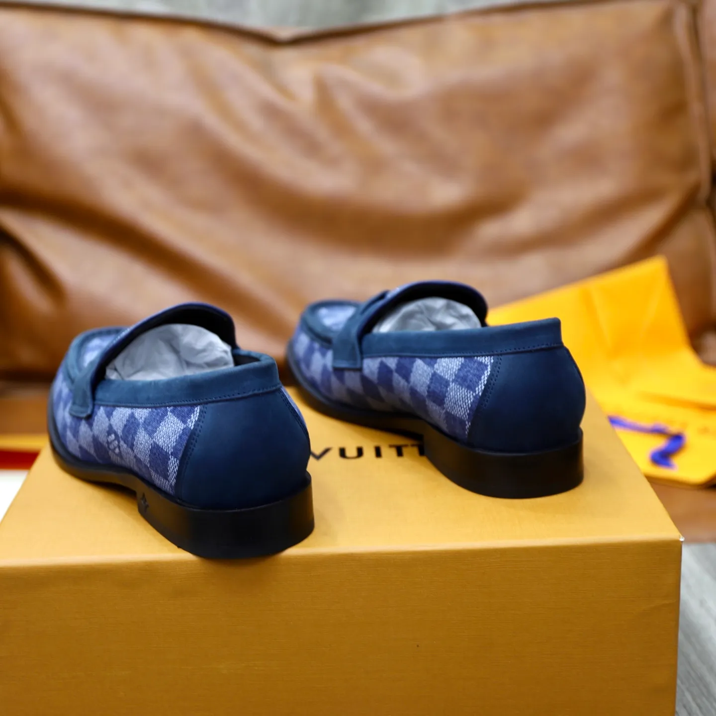 Men's Men's Shoes💰💰920LV Louis Vuitton Slip-on Loafers, top quality products from Guangzhou, ready for sale! This LV Glove loafer is made of selected soft cowhide, with a slightly wrinkled leather surface and a very high-end texture. Each pair is unique. The leather surface is light and soft, with a fine texture and good luster. It is a classic loafer style, with exquisite handmade mark stitching on the toe, and a square toe configuration to highlight the classic style. The horizontal band has hot-printed LV three-dimensional letters, semi-solid handcrafts and a genuine leather outsole, and a rubber patch on the heel to create wear-resistant performance and comfort. One of the must-have loafers for men! Comes with full original packaging! Code number: 38-39-40-41-42-43-44 (38, 45, 46 customized) standard leather shoe code